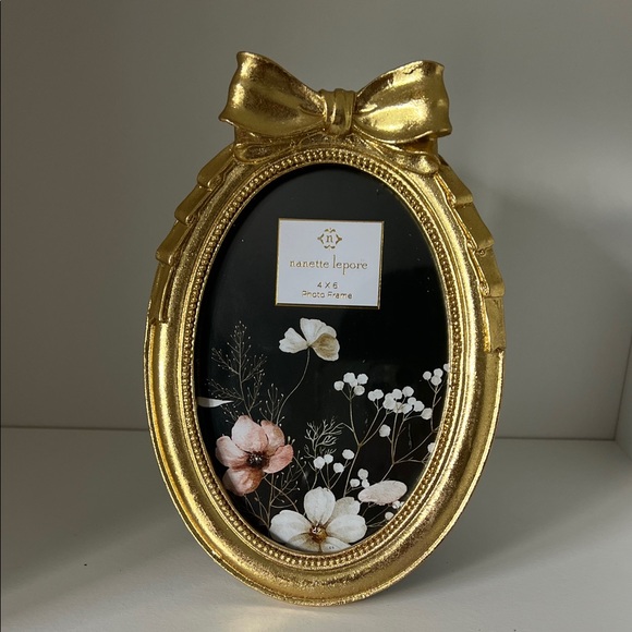 Nanette Lepore Gold Floral Oval Frame - Picture 1 of 4